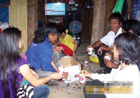 Sắm ô tô, diện quần bò bạc triệu đi... cấy lúa - ảnh 2