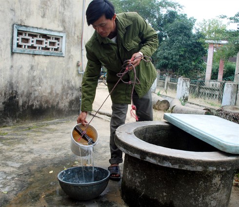 Cứ mở mắt là thấy 2 ngôi mộ thù lù trước nhà - ảnh 2