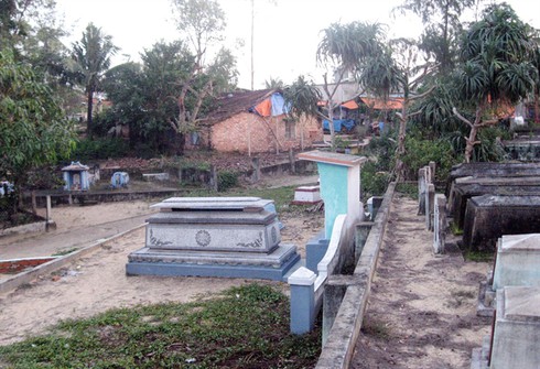 Cứ mở mắt là thấy 2 ngôi mộ thù lù trước nhà - ảnh 3