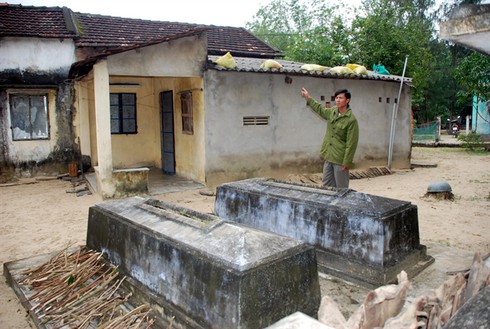 Cứ mở mắt là thấy 2 ngôi mộ thù lù trước nhà - ảnh 1