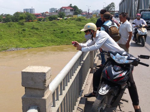 Gã chồng đê hèn vứt vợ ốm yếu xuống sông Hồng - ảnh 1