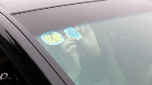 Xế hộp sắp phải dán thêm 1 loại tem mới trước khi lăn bánh - ảnh 1