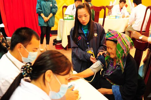 Nơi bệnh nhân “tạ ơn” bác sĩ bằng mớ rau - ảnh 1