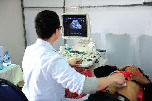 Nơi bệnh nhân “tạ ơn” bác sĩ bằng mớ rau - ảnh 2