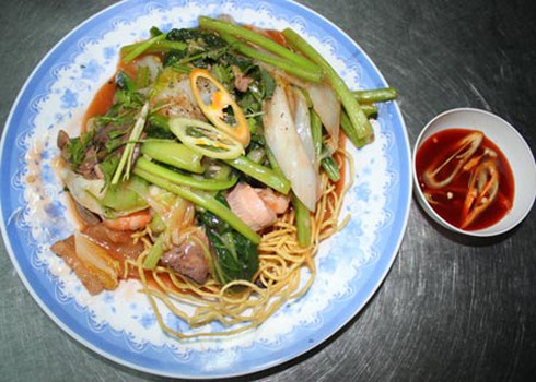 Quán mì xào giòn đông khách lúc nửa đêm - ảnh 1