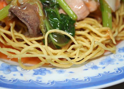 Quán mì xào giòn đông khách lúc nửa đêm - ảnh 2