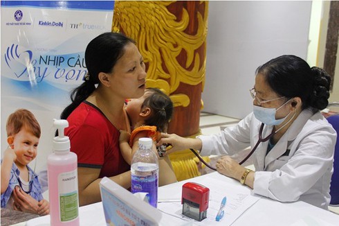 Hơn 300 trẻ ở làng “ô nhiễm” được Vinmec khám sức khỏe miễn phí - ảnh 1