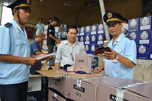 UNODC trao tặng Hải quan sổ tay về nghiệp vụ phòng, chống rửa tiền - ảnh 1