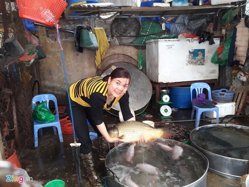 Sau Tết, 1,5 triệu đồng một con cá chép vẫn 'cháy' hàng - ảnh 2