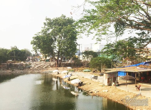 Rợn người 'câu cá nghĩa địa' giữa hàng ngàn ngôi mộ ở Sài Gòn