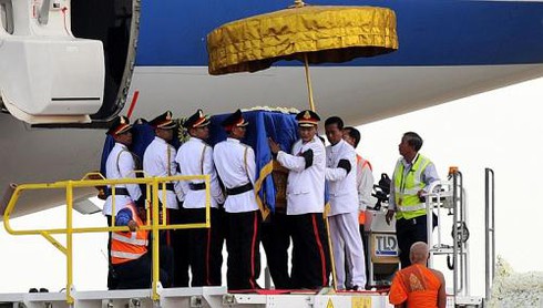 Chùm ảnh rước linh cữu Cựu Quốc vương Sihanouk về nước - ảnh 1