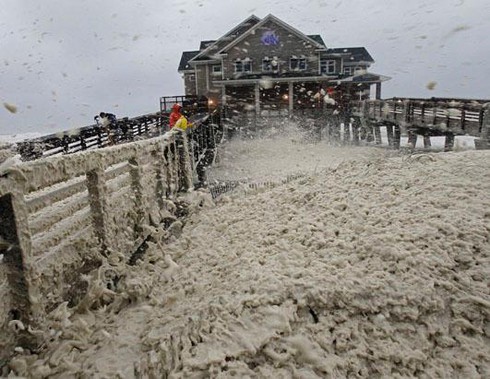 Nước Mỹ náo loạn và tê liệt vì bão mạnh nhất 100 năm qua - ảnh 3