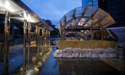 Nước Mỹ náo loạn và tê liệt vì bão mạnh nhất 100 năm qua - ảnh 4