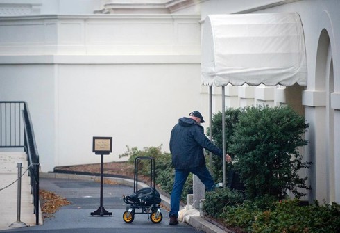 Nước Mỹ náo loạn và tê liệt vì bão mạnh nhất 100 năm qua - ảnh 5