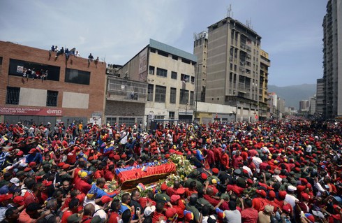 Ảnh: Người dân Venezuela khóc thương Hugo Chavez - ảnh 3