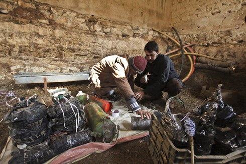 Những vũ khí tự chế khó tin của quân nổi dậy Syria - ảnh 17