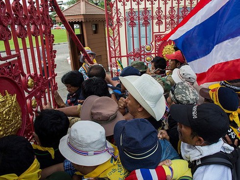 Người biểu tình ở Thái Lan xông vào trụ sở quân đội - ảnh 1