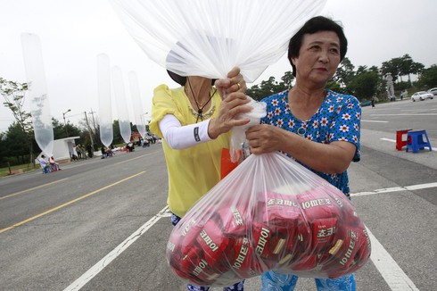 Hàn Quốc thả bóng tặng bánh cho dân biên giới Triều Tiền - ảnh 2