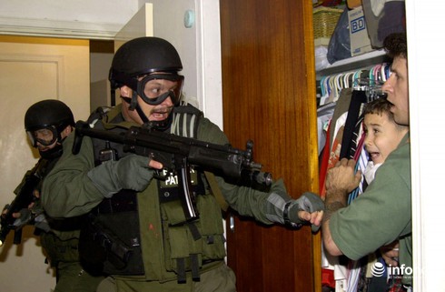 15 bức ảnh đoạt giải Pulitzer khiến cả thế giới bàng hoàng - ảnh 9