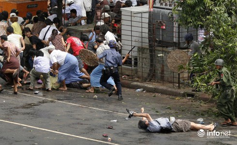 15 bức ảnh đoạt giải Pulitzer khiến cả thế giới bàng hoàng - ảnh 13