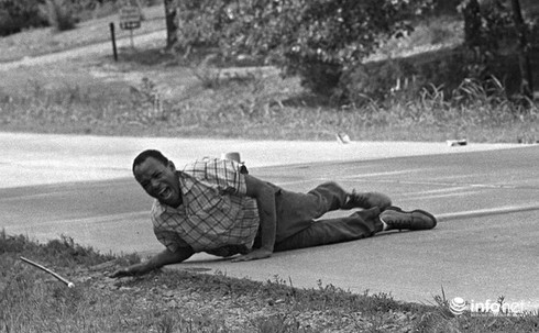 15 bức ảnh đoạt giải Pulitzer khiến cả thế giới bàng hoàng - ảnh 3