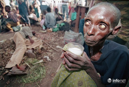 15 bức ảnh đoạt giải Pulitzer khiến cả thế giới bàng hoàng - ảnh 8