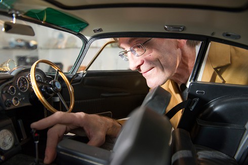 Đấu giá mô hình Aston Martin DB5 dát vàng - ảnh 4