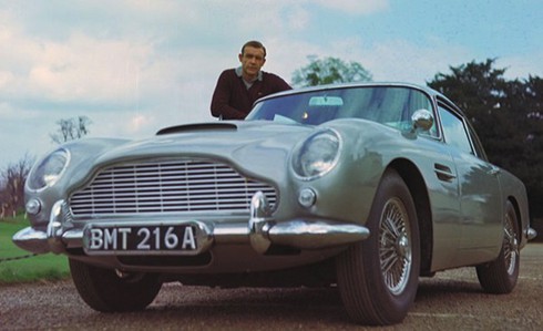 Đấu giá mô hình Aston Martin DB5 dát vàng - ảnh 1