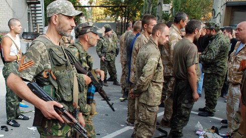 Kiev và ly khai Ukraine chính thức trao đổi tù binh - ảnh 1