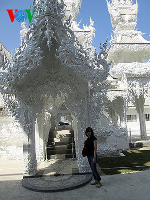 Độc đáo ngôi chùa trắng như tuyết ở Thái Lan - ảnh 5