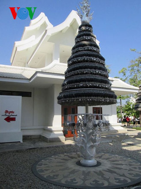 Độc đáo ngôi chùa trắng như tuyết ở Thái Lan - ảnh 12