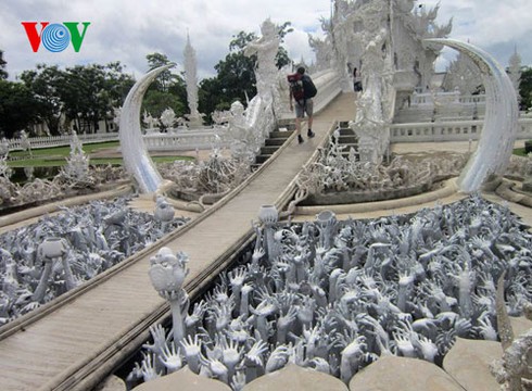 Độc đáo ngôi chùa trắng như tuyết ở Thái Lan - ảnh 6