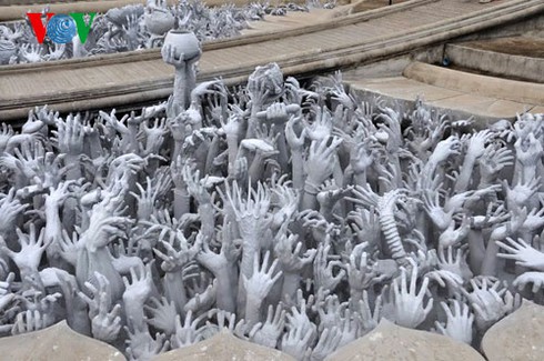 Độc đáo ngôi chùa trắng như tuyết ở Thái Lan - ảnh 7