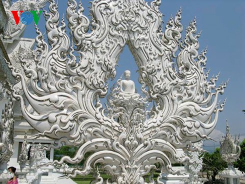 Độc đáo ngôi chùa trắng như tuyết ở Thái Lan - ảnh 8