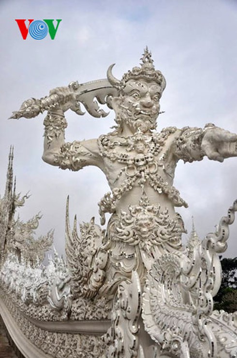 Độc đáo ngôi chùa trắng như tuyết ở Thái Lan - ảnh 9