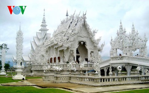Độc đáo ngôi chùa trắng như tuyết ở Thái Lan - ảnh 11