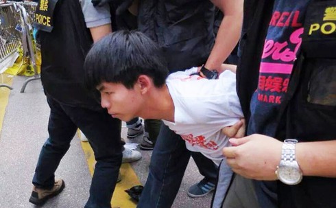 Lãnh đạo biểu tình Hong Kong bị ném trứng sau khi được thả - ảnh 2