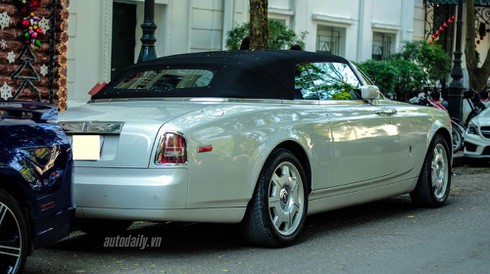 Xế siêu sang giá hơn 30 tỷ dạo phố đầu năm - ảnh 2