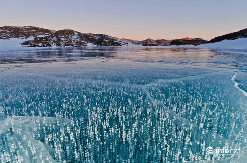 Quang cảnh kỳ vĩ của những hồ nước đóng băng trên thế giới - ảnh 12