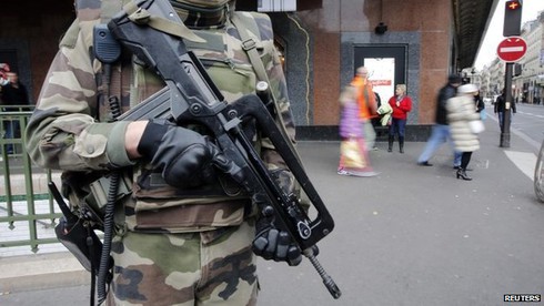 Nóng: Đốt phá nơi in ấn tạp chí biếm hoạ Charlie Hebdo ở Đức - ảnh 1