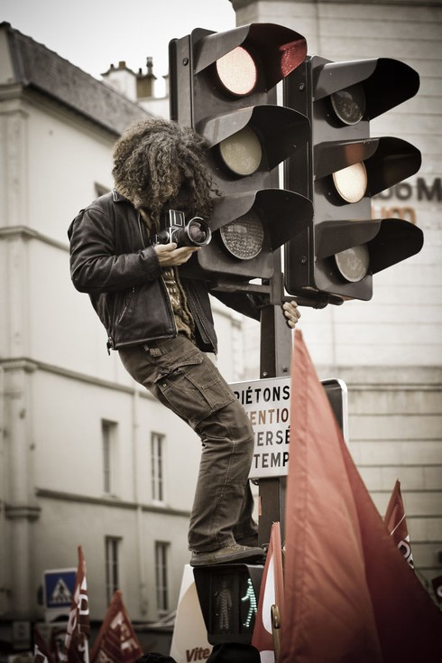 Những khoảnh khắc đẹp về các nhiếp ảnh gia đam mê tác nghiệp - ảnh 31