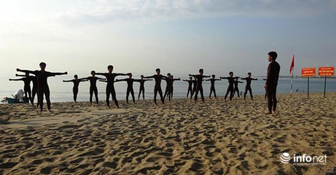 Đặc công nước khổ luyện nơi biển biếc - ảnh 1