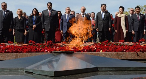 Hình ảnh Chủ tịch nước Trương Tấn Sang trong lễ duyệt binh Ngày chiến thắng - ảnh 5