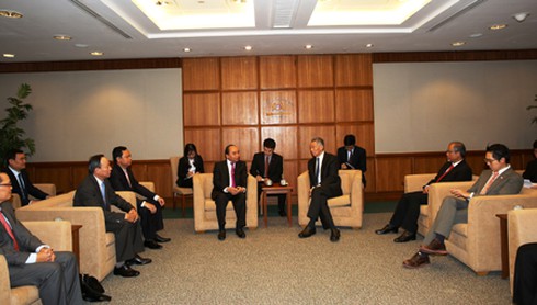 Phó Thủ tướng Nguyễn Xuân Phúc và Thủ tướng Singapore bàn về Biển Đông - ảnh 1