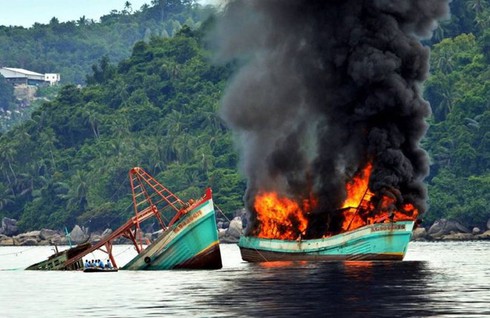 Vụ Indonesia đánh chìm tàu cá nước ngoài: Nên nhân đạo với ngư dân Việt Nam - ảnh 1