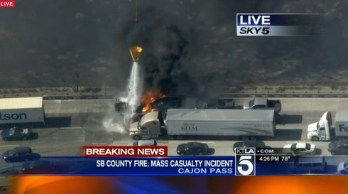 Cháy lớn ở cao tốc California, hàng chục chiếc ô tô bùng lửa - ảnh 2