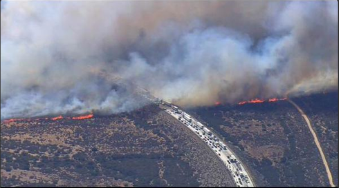 Cháy lớn ở cao tốc California, hàng chục chiếc ô tô bùng lửa - ảnh 4