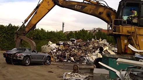 Siêu xe SLS AMG “chết từ từ” dưới bàn tay của máy nghiền - ảnh 1