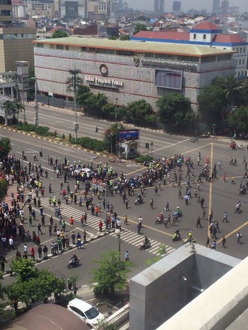 Tấn công ở Jarkata: Các vụ nổ vẫn tiếp tục, 7 người đã chết - ảnh 3