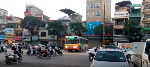 Bức xúc cảnh xe bus ngang nhiên vượt dải phân cách - ảnh 1